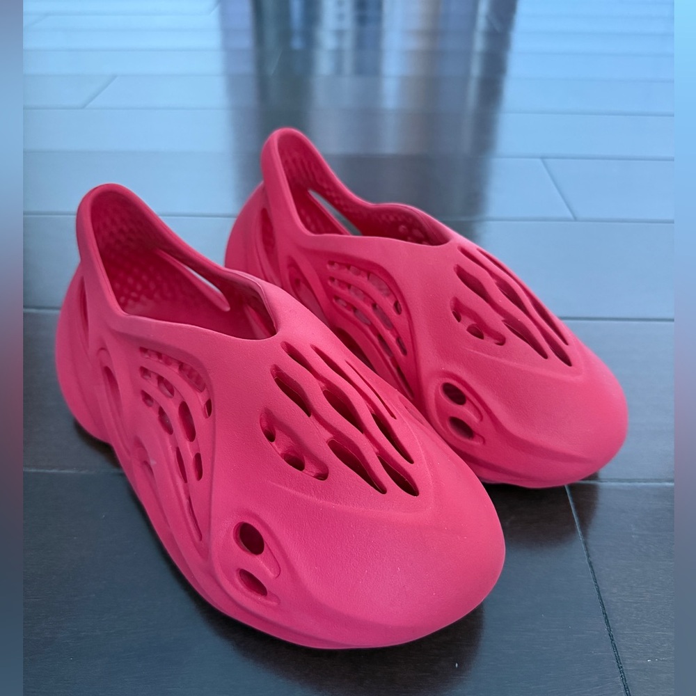 Yeezy Foam Runner Women’s US 5 Red - Picture 3 of 4